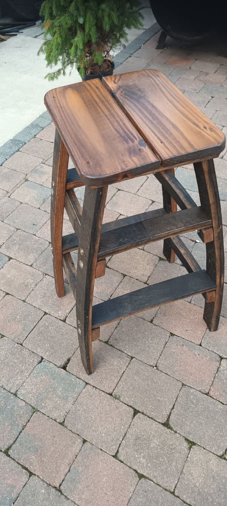 Oak barrel with stools 