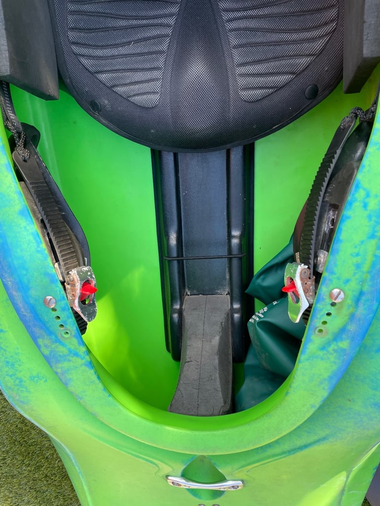 Pyranha i:3 kayak 222 with Robson Green carbon fibre Paddle and life jacket 
