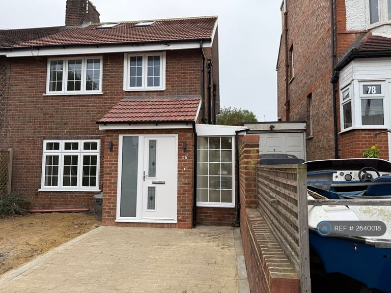 5 bedroom house in Halliwick Road, London, N10 (5 bed) (#2640018)