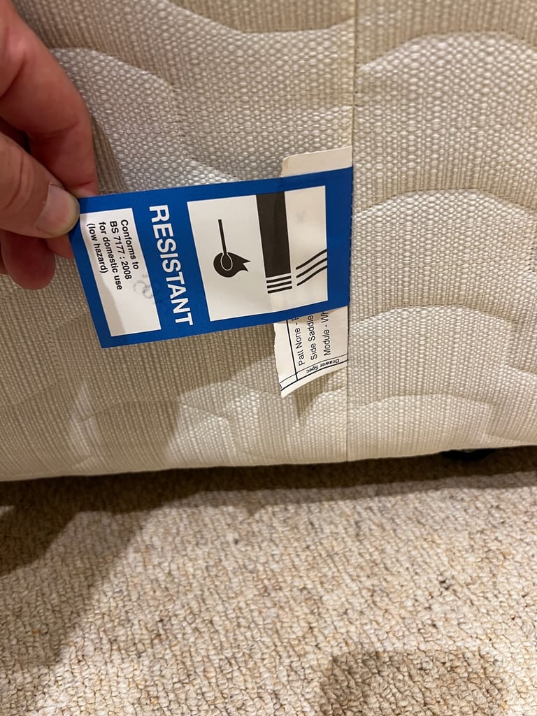 Single divan bed complete with 2 drawers with excellent memory foam mattress