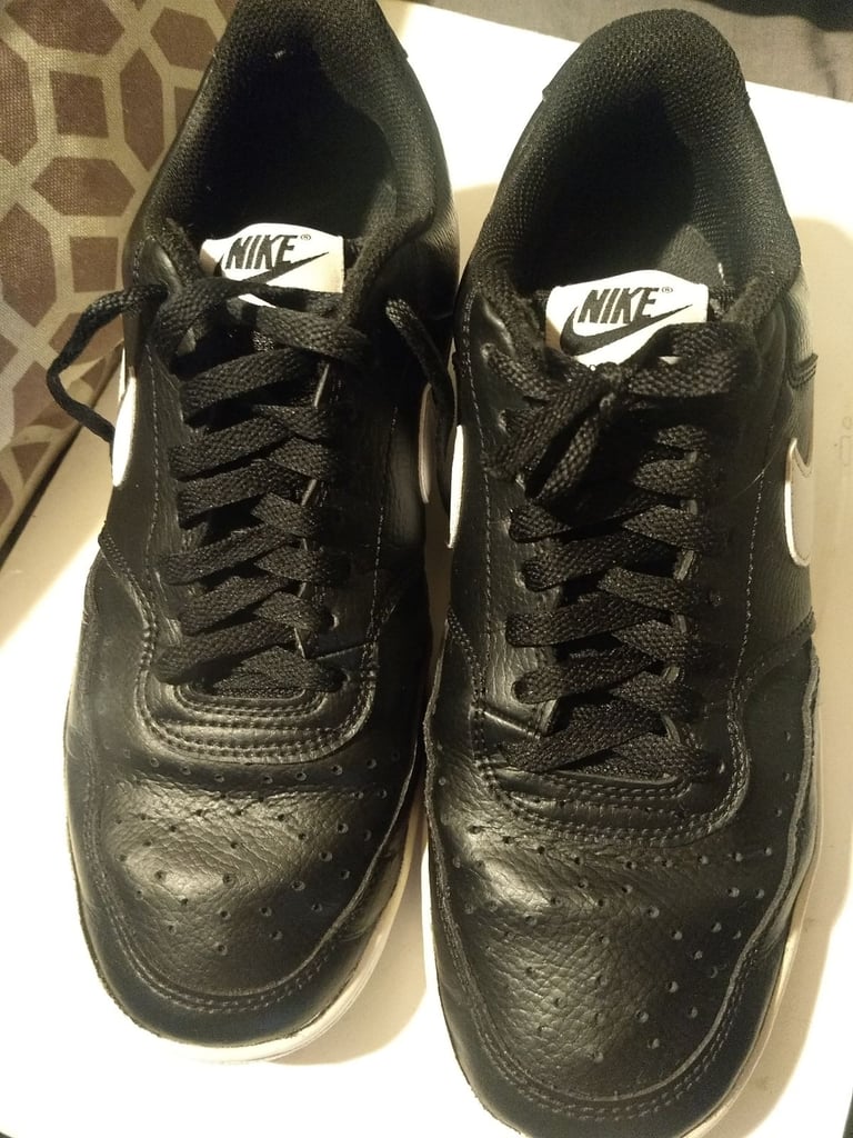 Nike leather trainers. black 7.5 size (EUR 42)