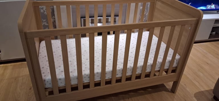 image for Mamas & Papas Oak Rialto Cot & Bed From Birth > 5 Years With Mattress, Duvet & Sheets Cotbed