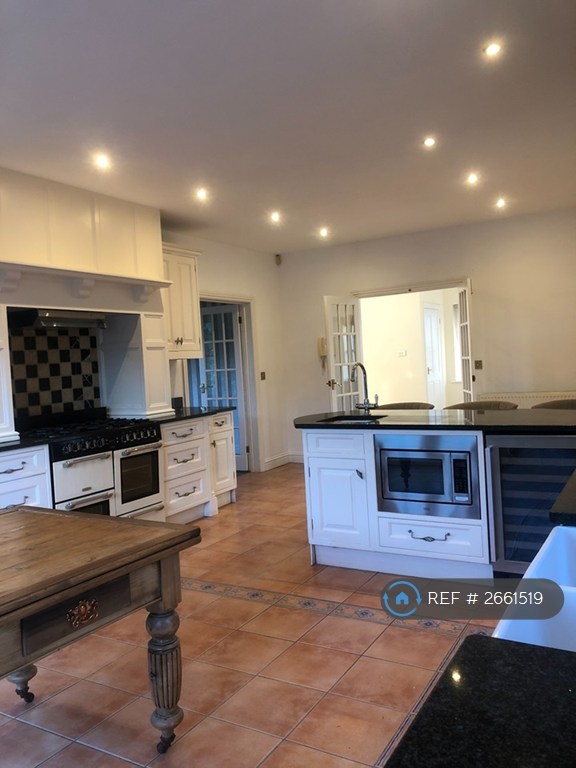 7 bedroom house in Kobe Nursery, Goffs Oak, Waltham Cross, EN7 (7 bed) (#2661519)