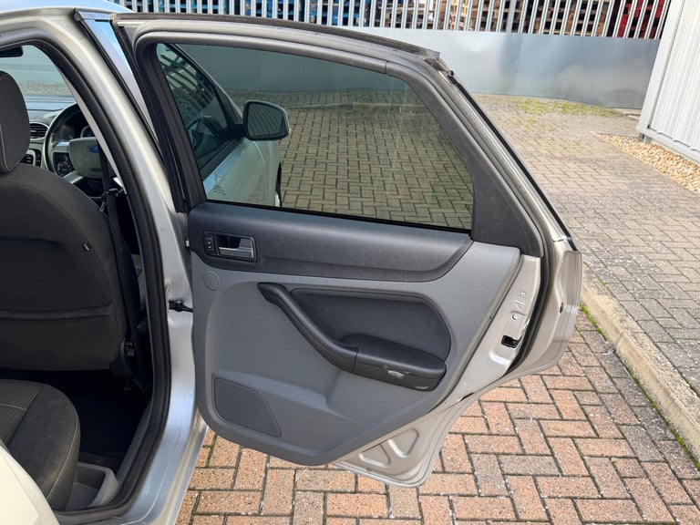 2010 Ford Focus 1.6 Titanium 5dr Auto HATCHBACK PETROL Automatic