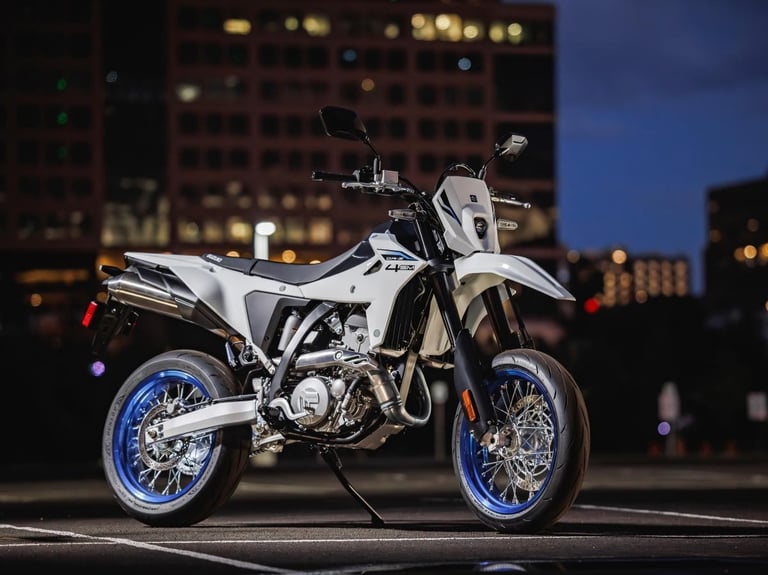 2025 Suzuki DR-Z4SM  2025 DRZ400SM