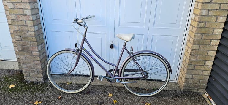 DescriptionLadies Raleigh city bike 