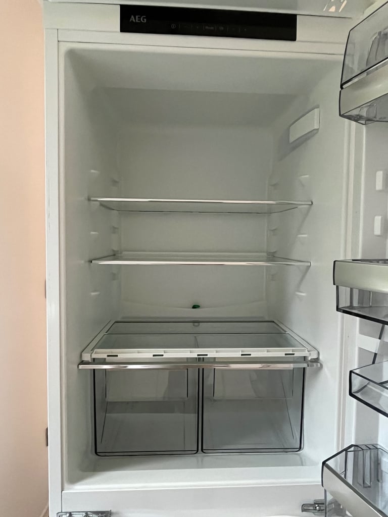 AEG INTEGRATED KITCHEN FRIDGE/FREEZER, EXCELLENT CONDITION , FULLY WORKING RRP £599