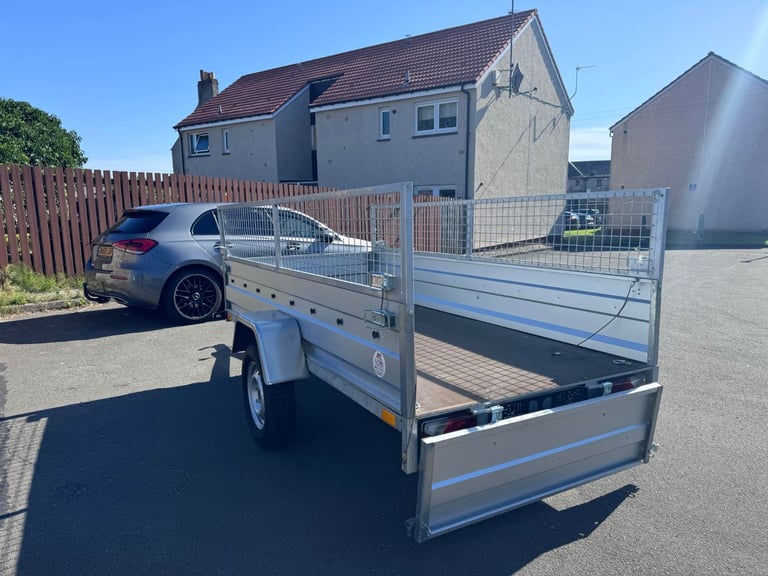 BRAND NEW 7,7ft x 4,2ft SINGLE AXLE TIPPING TRAILER WITH 40CM MESH 750KG