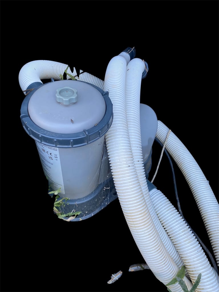 Swimming pool above ground 12ft round with pumps & ladder only 1 year old