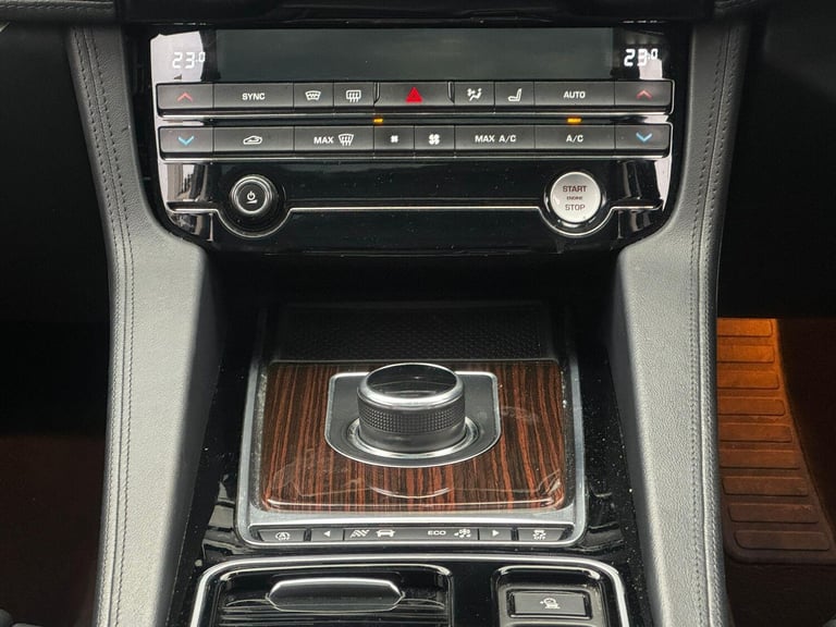 2017 Jaguar F-Pace 2.0d Portfolio 5dr Auto AWD ESTATE DIESEL Automatic