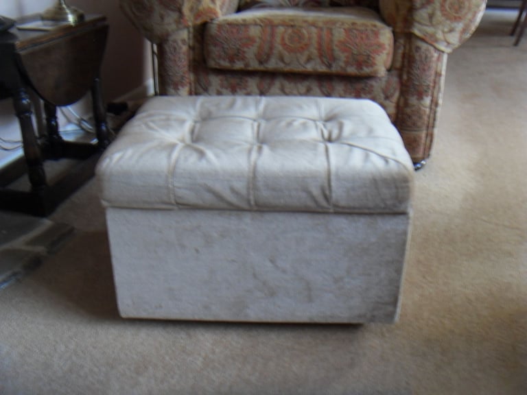 Free Pouffe foot stool