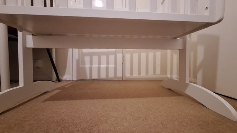 Swinging cot for babies
