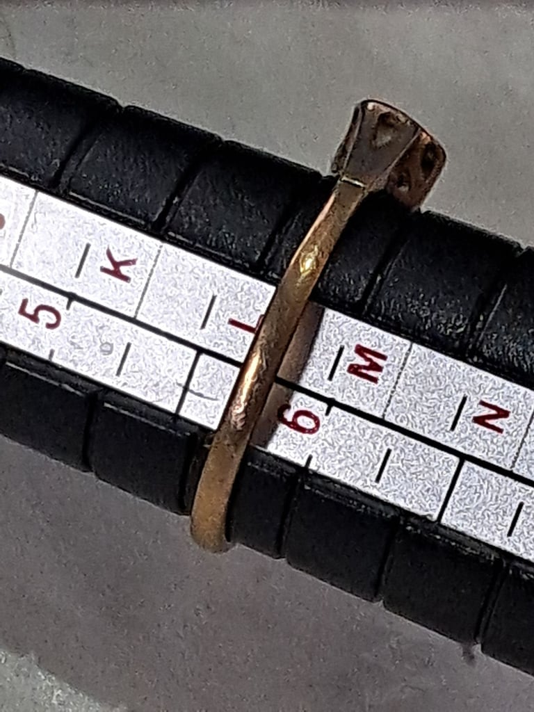 9ct gold and diamond ring 