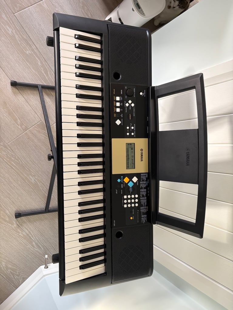 Yamaha YPT-220 Keyboard and Stand