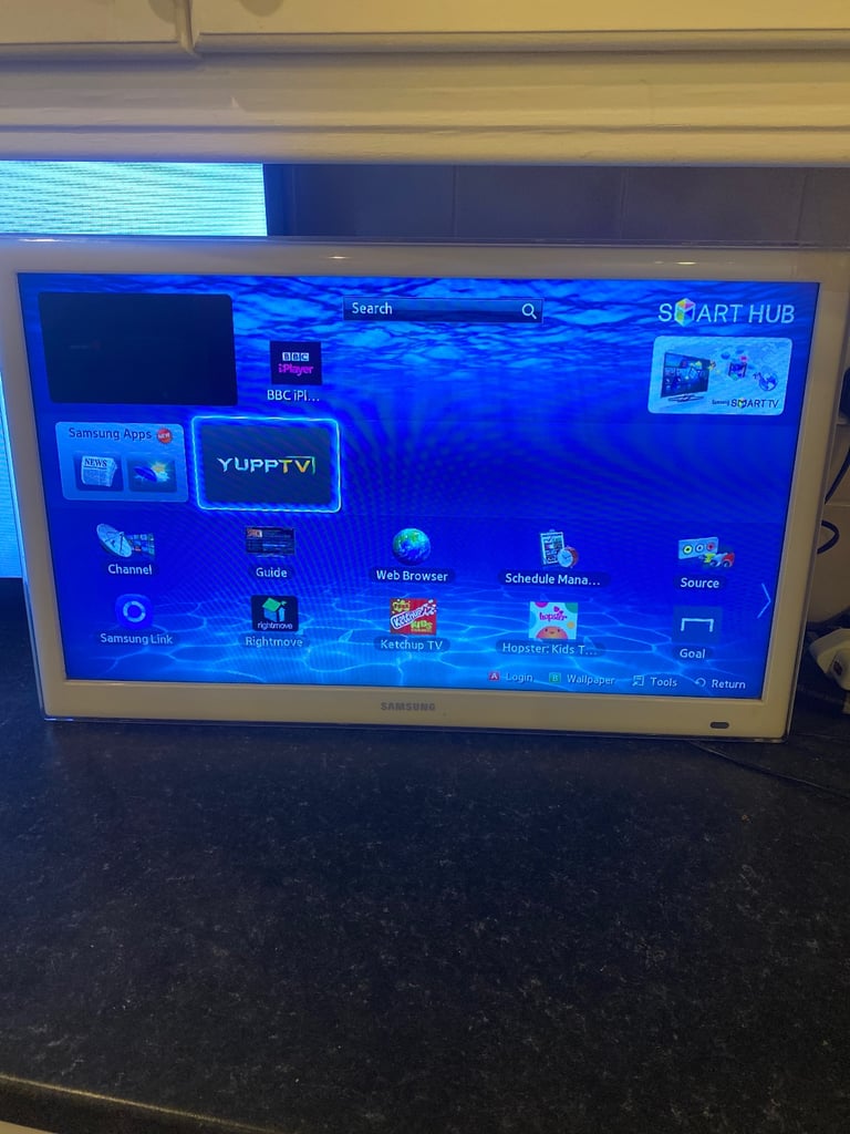 Samsung 26” smart Tv white