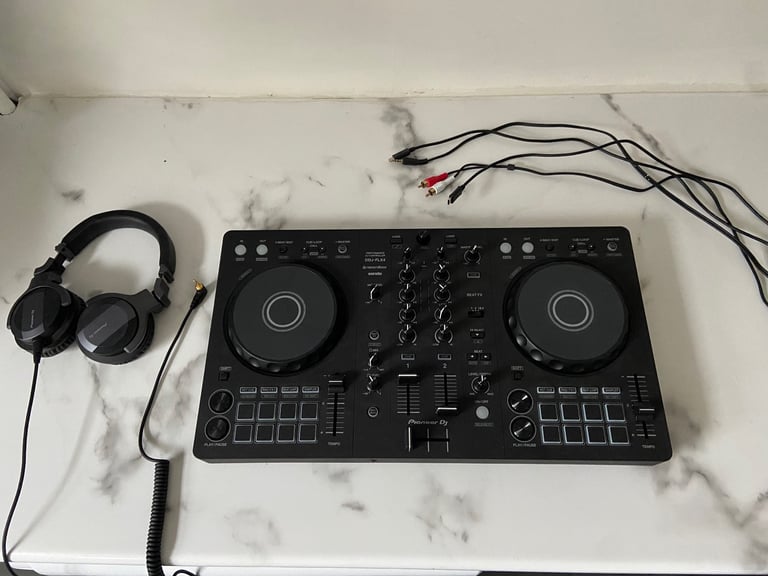 Pioneer DJ DDJ-FLX4 with Pioneer Headphones