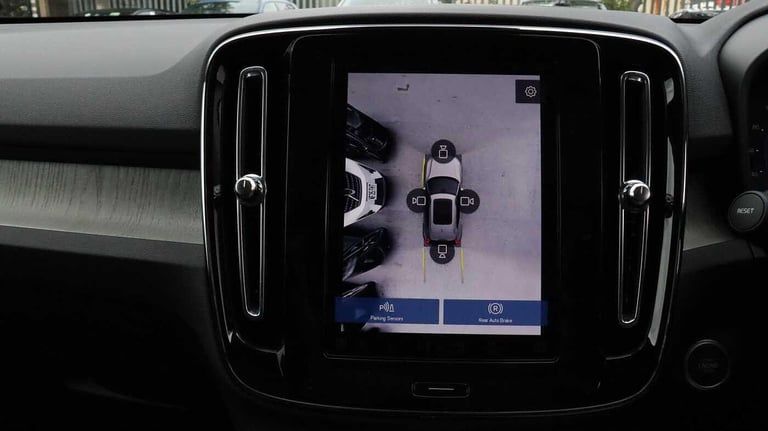  Volvo XC40 B4 (P) Ultra Bright (Sunroof, Harman Kardon, 360 Camera) Petrol/Electric Hybrid Autom...