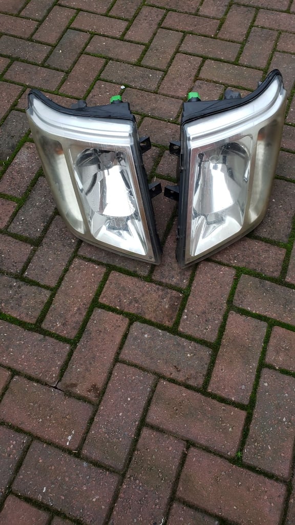 Ford connect headlight 