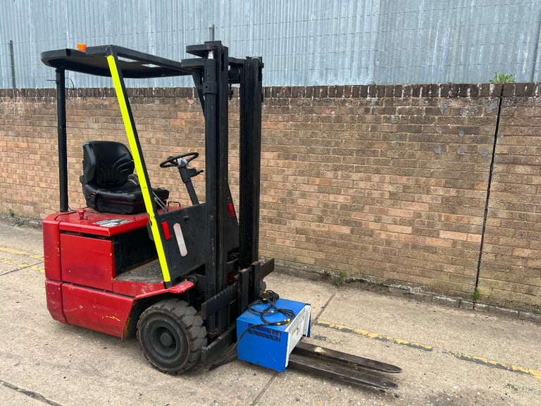 Boss JE10 electric forklift, clear view mast 
