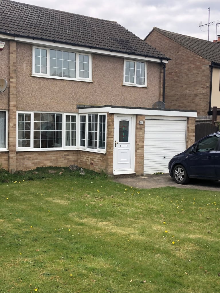 Bletchley - semi detached 3 bedroom house - £1500 pcm 