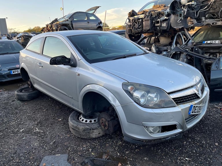 Vauxhall Astra H coupe 1.4 petrol 2009 silver BREAKING FOR PARTS 