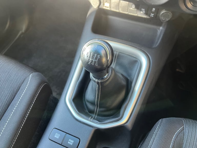 TOYOTA HILUX 2.4 D-4D 150PS ICON MANUAL 4X4 UTILITY PICKUP 21 REG 19,400 MILES