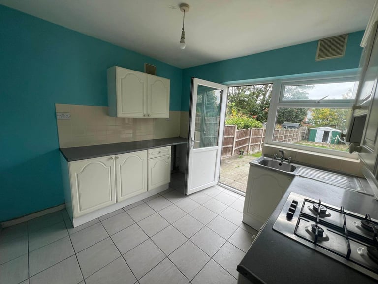 THREE BEDROOM HOUSE TO RENT ** EXCELLENT TRANSPORT LINKS VIA WARWICK ROAD AND STRATFORD ROAD ** 