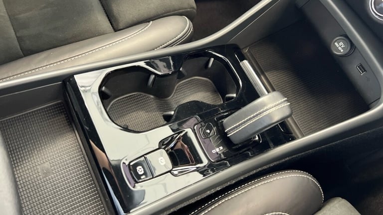 2021 Volvo XC40 Recharge R-Design, T5 plug-in hybrid (Power Tailgate, Sensus Navigation) Estate P...