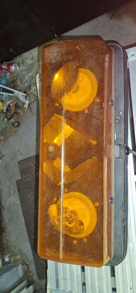 Twin lights flashing beacon