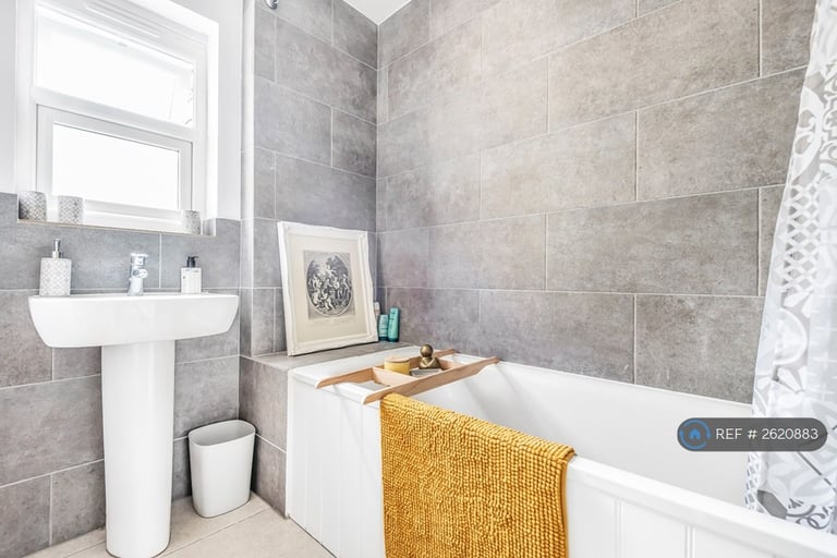 2 bedroom flat in Surrey Road, London, SE15 (2 bed) (#2620883)