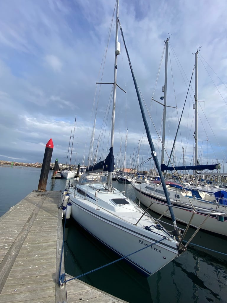 Free storage Hunter horizon 30 sailboat boat bilge keel yacht 