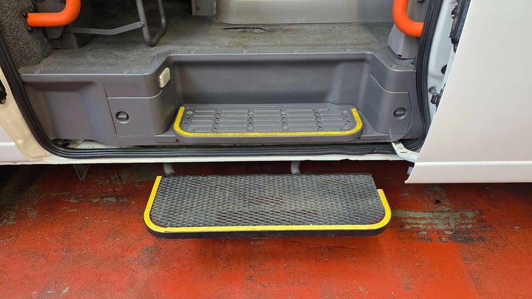  Nissan Elgrand Caravan twin mobility Chair auto lift Petrol Automatic