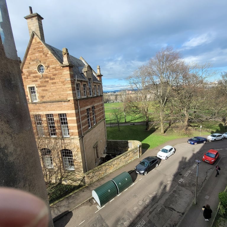 Double Room in all-female Marchmont flat 10 mins walk from university overlooking the Meadows.