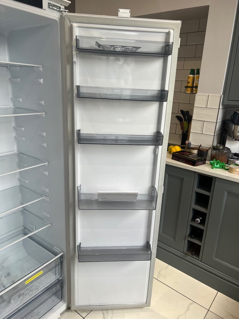 Lamona Large intergrated larder fridge