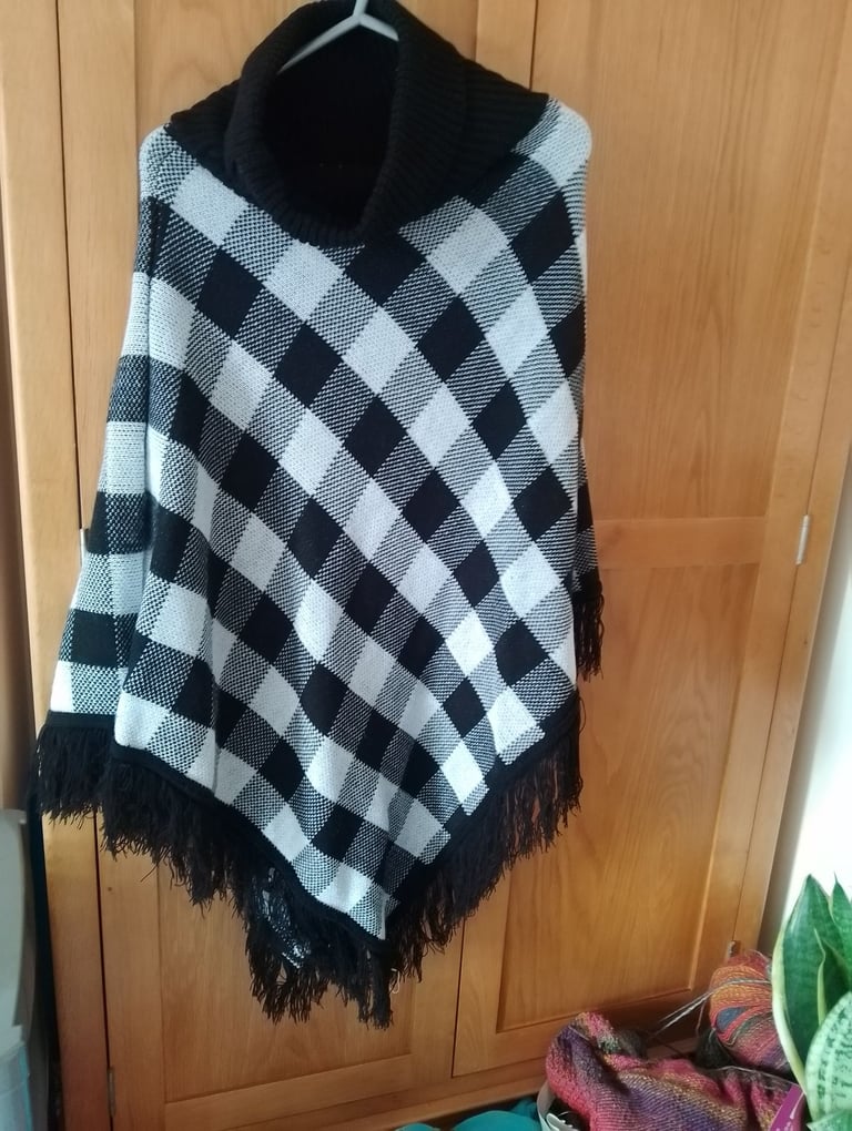 image for Ladies knitted poncho 