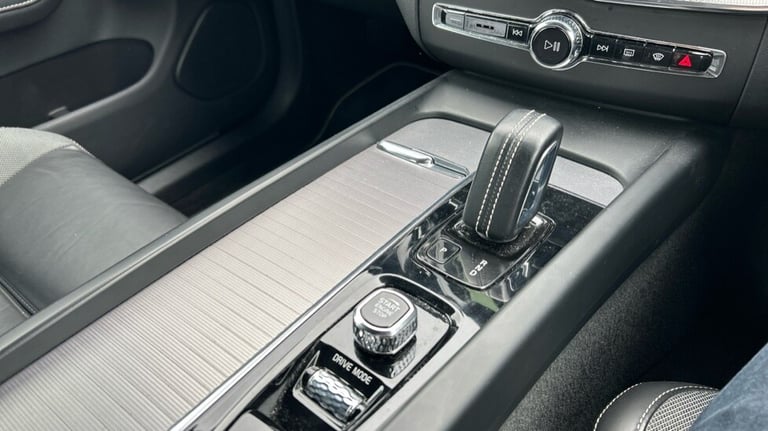 2021 Volvo XC60 R-Design, B5 AWD mild hybrid Estate Petrol Automatic