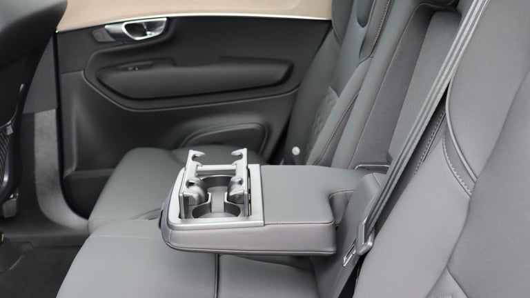 2025 Volvo XC90 B5 (P) AWD Plus Dark (Harman Kardon Sound, 360 Camera, Apple CarPlay, BLIS) ESTAT...