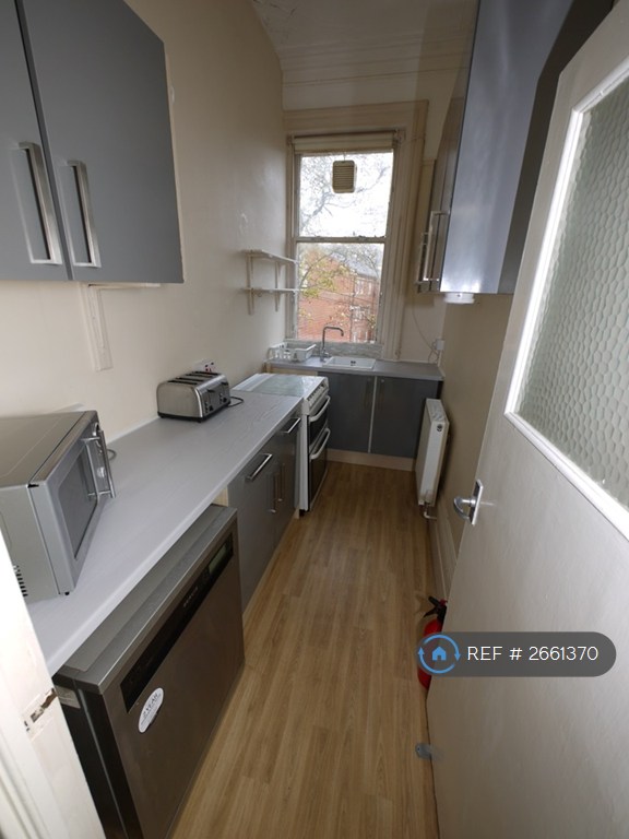 2 bedroom flat in North Hill Road, Leeds, LS6 (2 bed) (#2661370)
