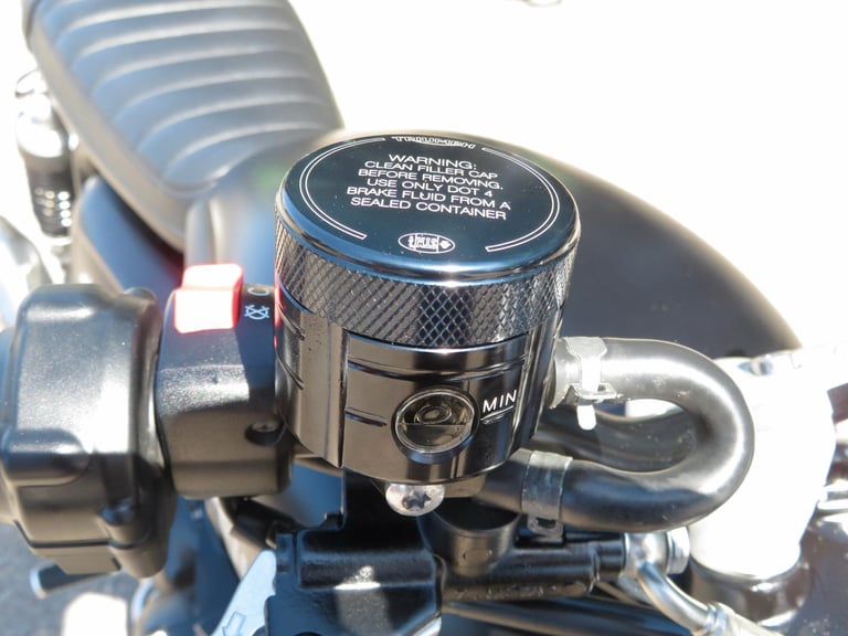 TRIUMPH BONNEVILLE STREET TWIN 900 BRAT TRACKER EDITION 