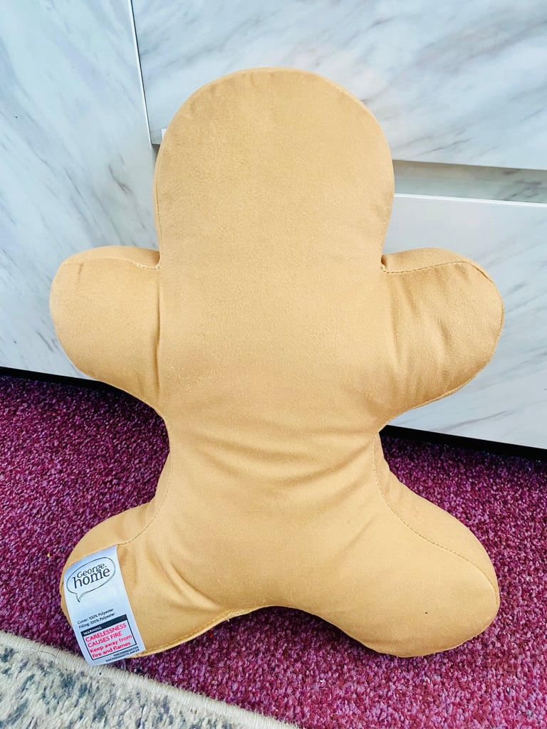 New pair of gingerbread men cushions 