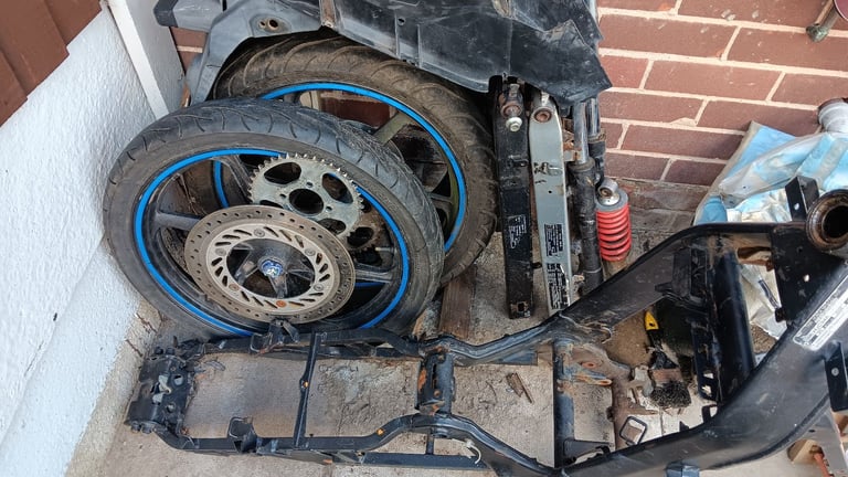 2005 cbr 125r project, rolling chassis, no engine