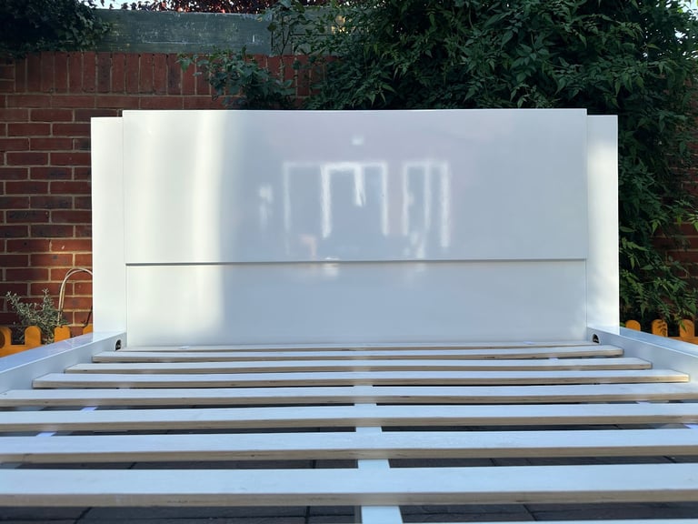 Lovely Julian Bowen Modern High Gloss 4ft6 Double Size Bed Frame – Superb Condition