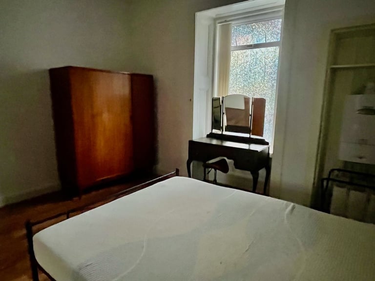 Uphall - 3 Bedroom, huge ground floor flat - Bright & Sunny - partially furnished 