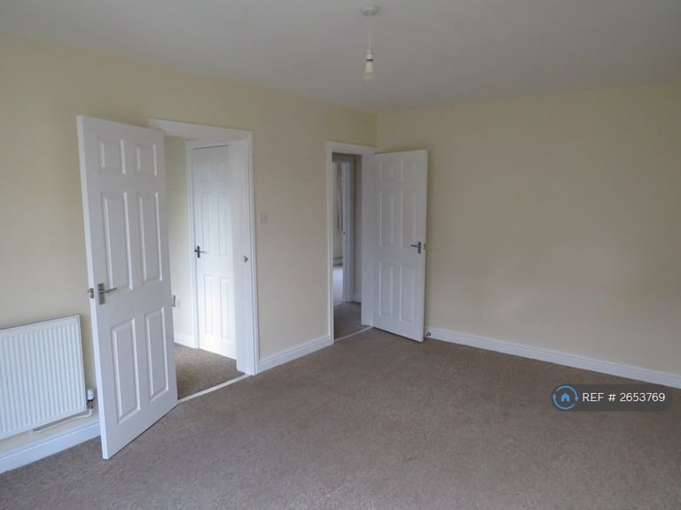 2 bedroom flat in Mowbray Drive, Reading, RG30 (2 bed) (#2653769)