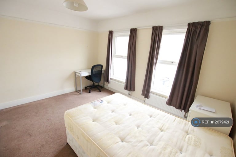 4 bedroom house in Grange Avenue, Reading, RG6 (4 bed) (#2679421)