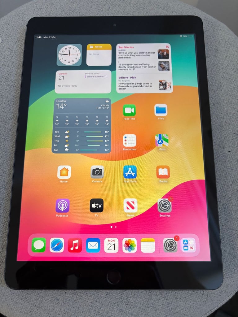 APPLE IPAD 7 BLACK 10.2 INCH 32GB IOS18 WIFI - charger - can deliver