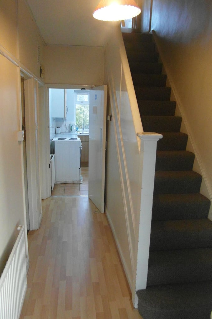 Nice Double Room For 1 Person/ Bills Included, East Acton - Zone 2