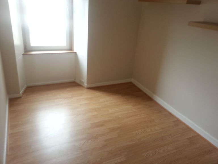 Spacious 2-Bedroom First Floor Flat with Sea Views