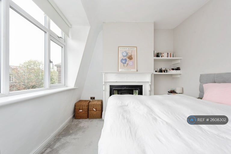 2 bedroom flat in Upper Richmond Road West, London, SW14 (2 bed) (#2608302)