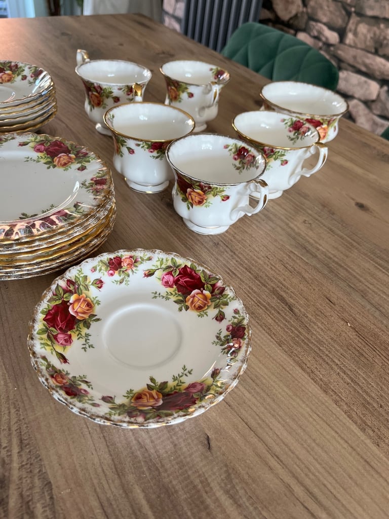 Vintage royal albert joblot - old country roses - 5 saucers plus bowl and extra plates